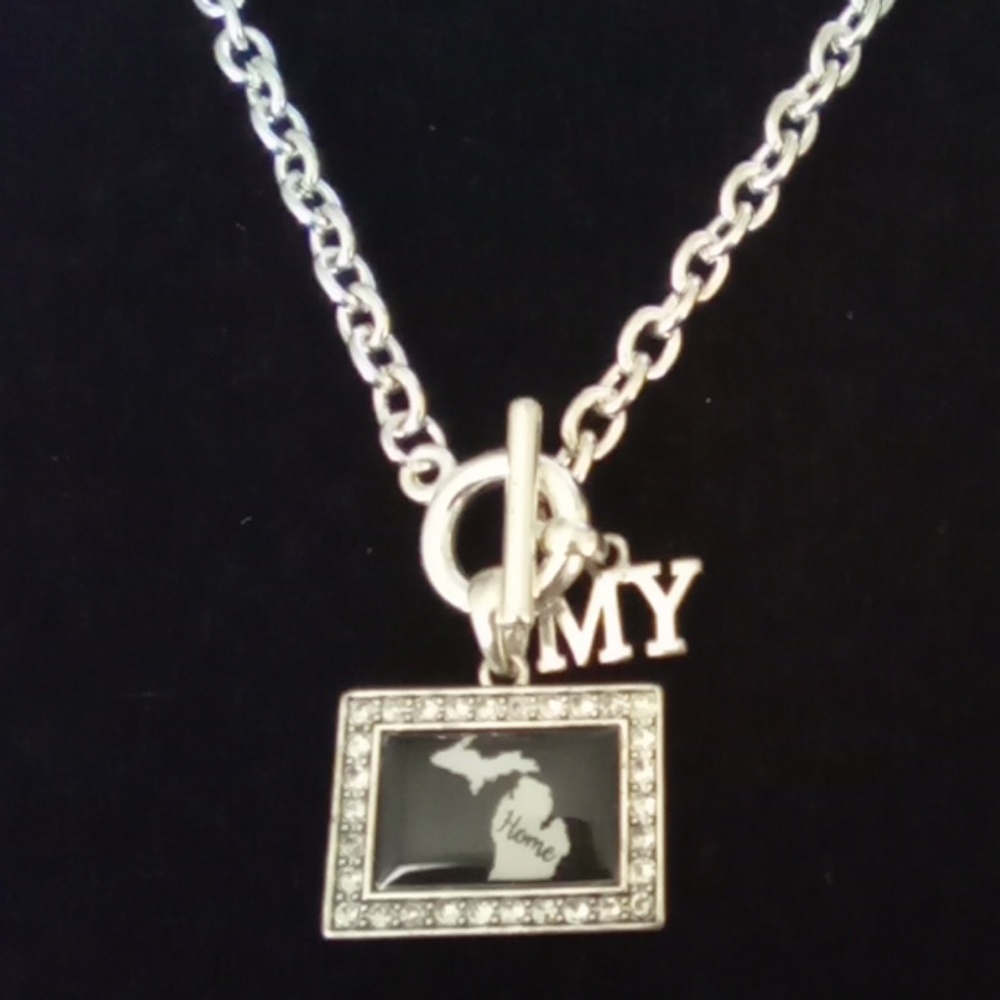 20" Silver Toned Toggle Clasp "My Home" Necklace.